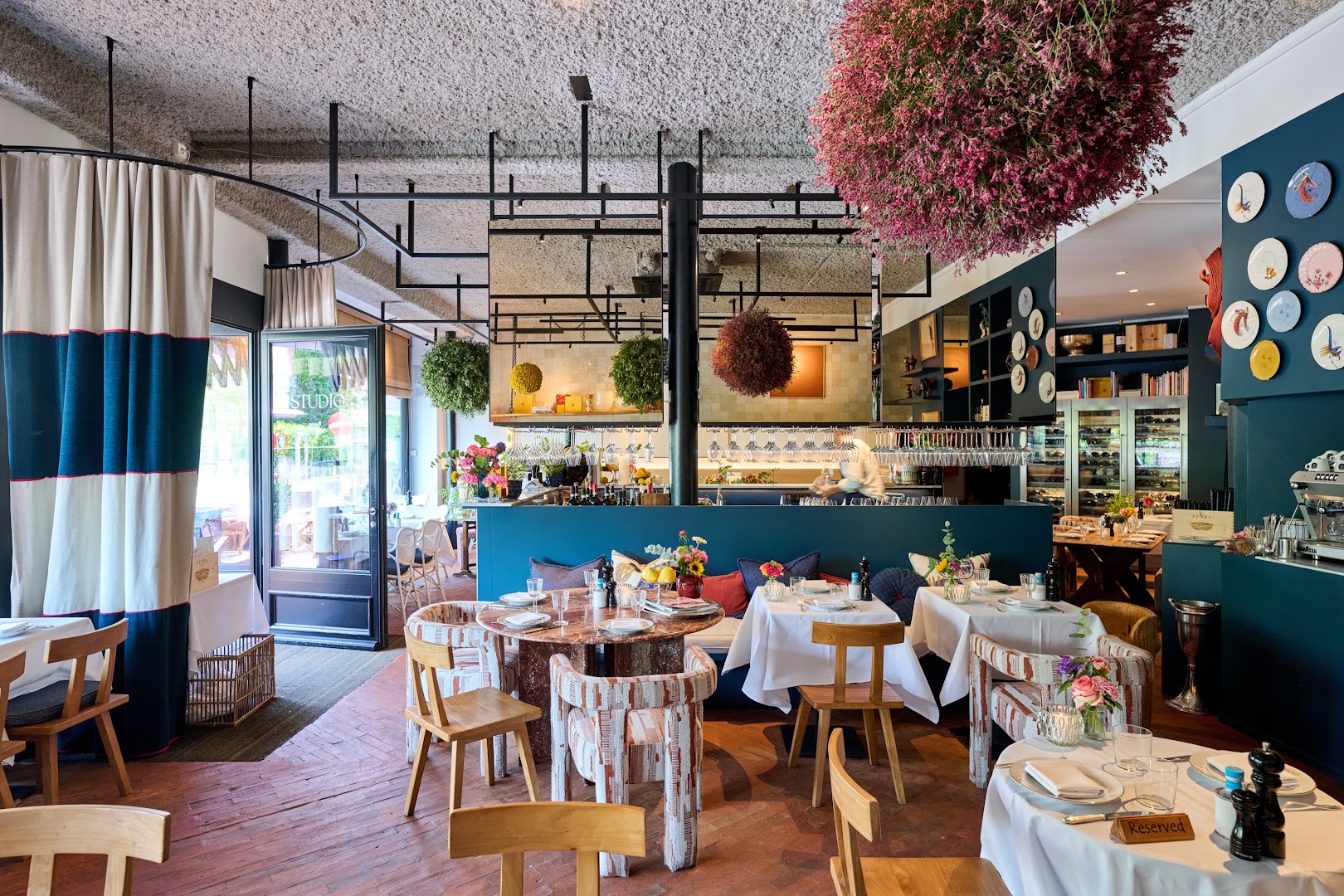 Studio MCCC: high quality interior restaurant shot