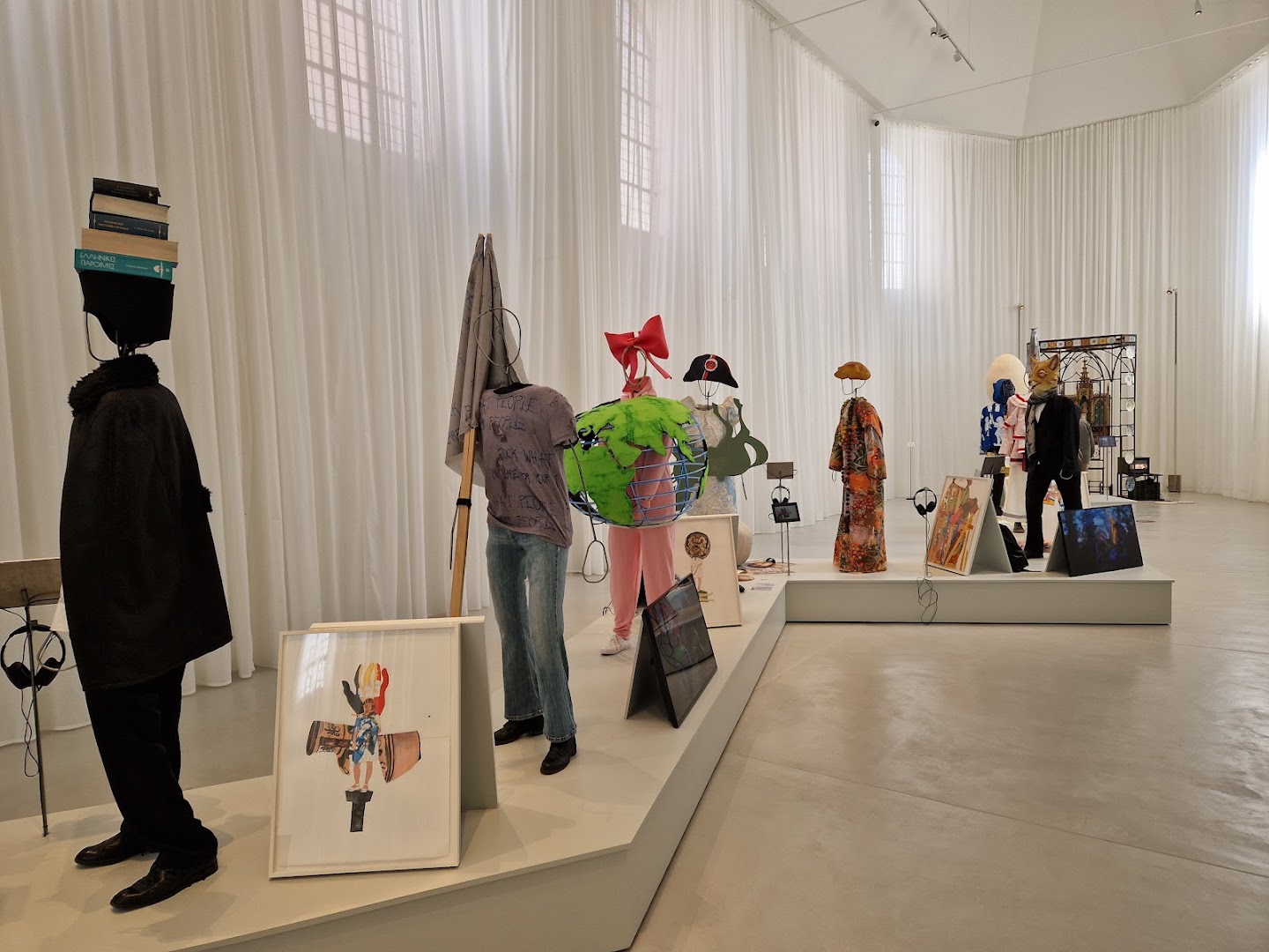 Abby Kortrijk: clear photo of gallery exhibition