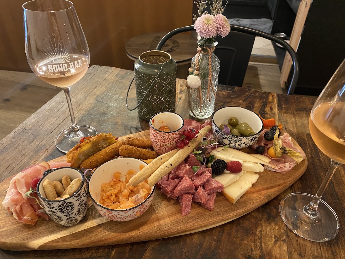 Boho Bar: appetizing food and drink presentation