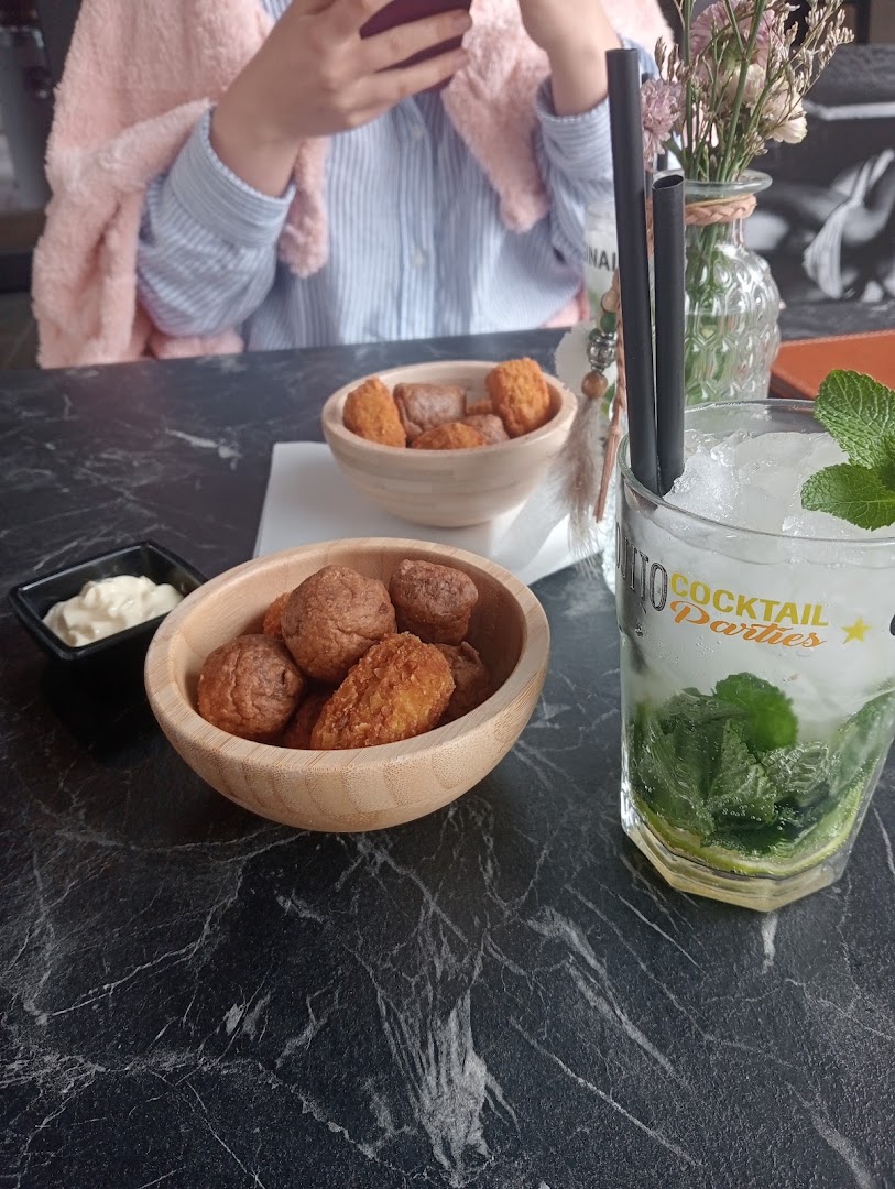 Boho Bar: appetizing food and drink presentation