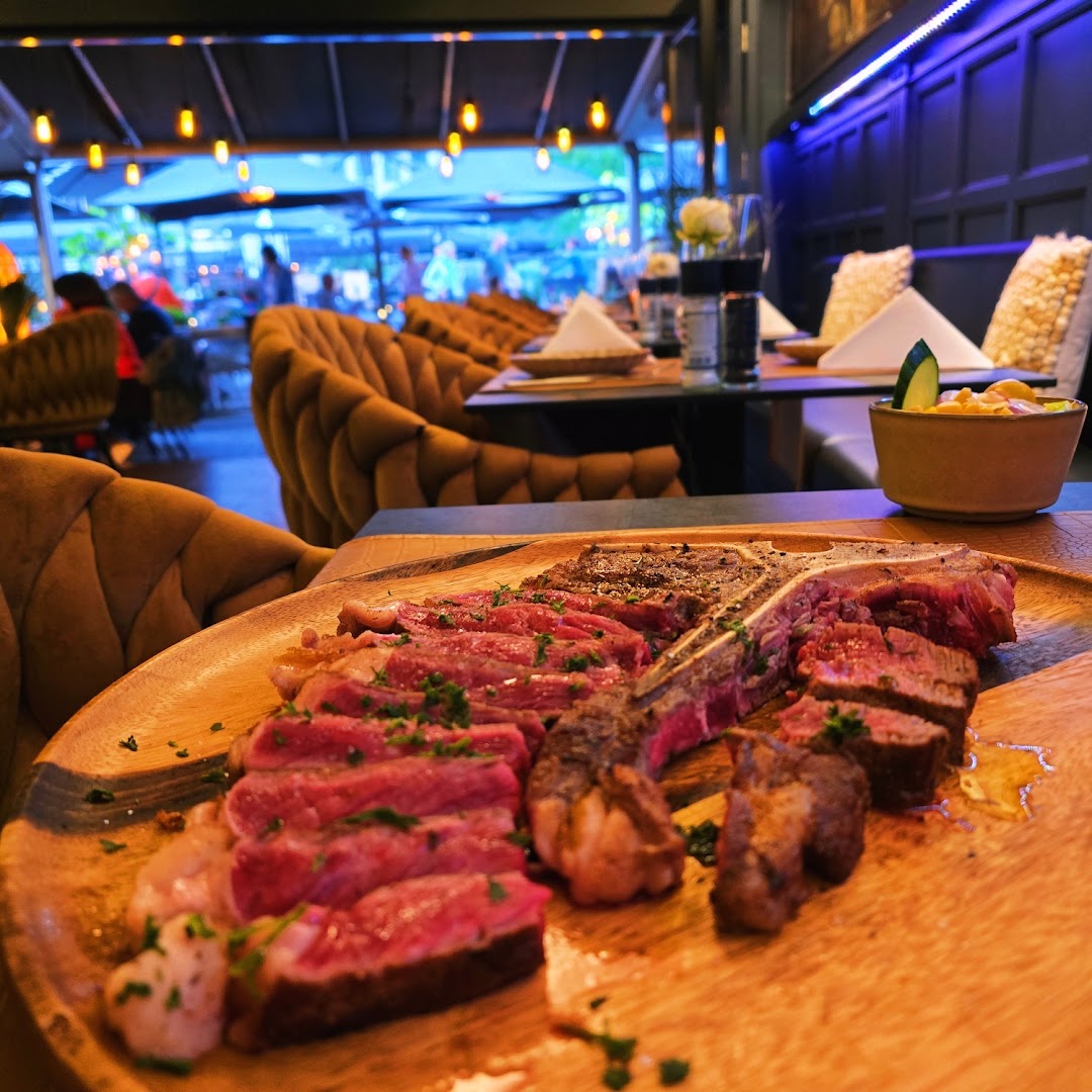 Cliché: appetizing food and inviting atmosphere
