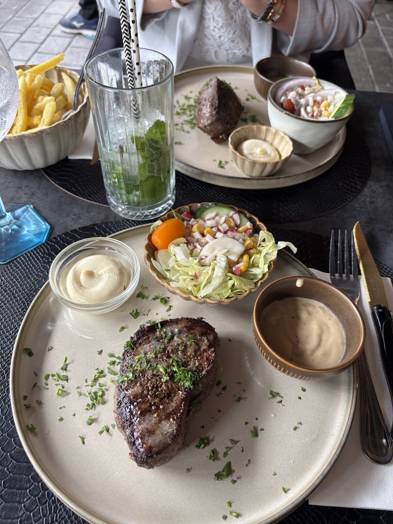 Cliché: appetizing photo of served food