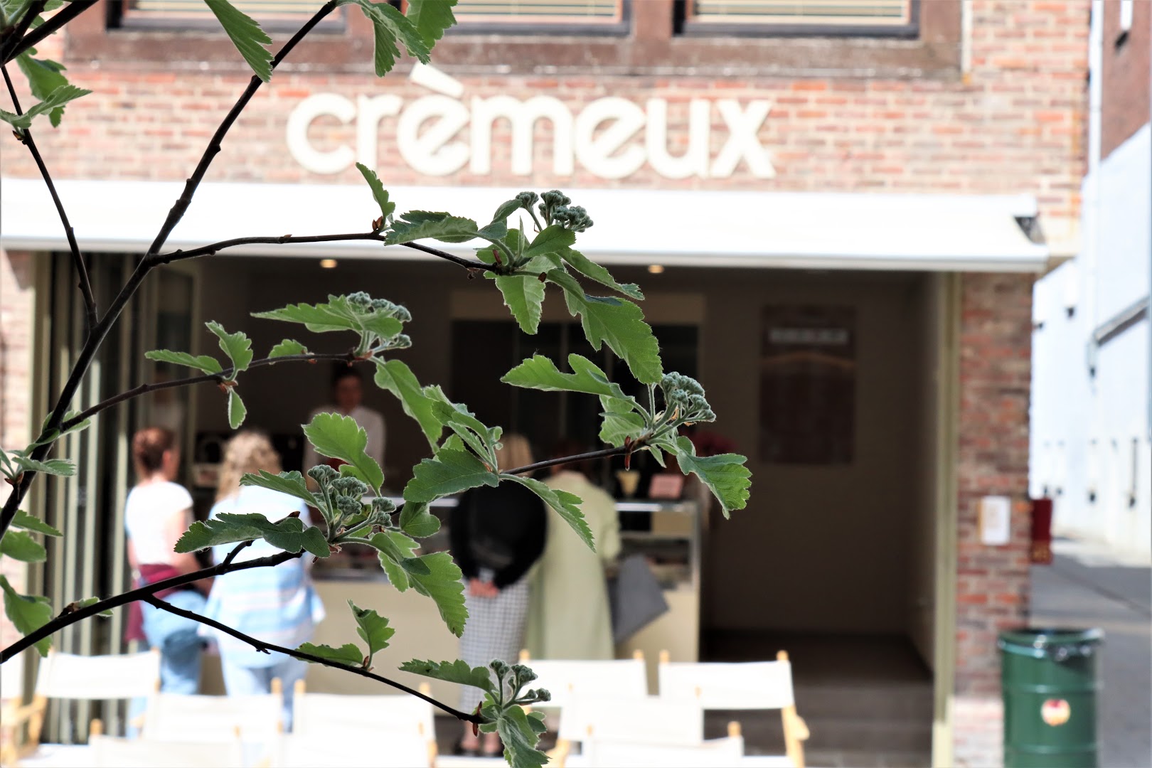 Crèmeux: clear, inviting shot of venue