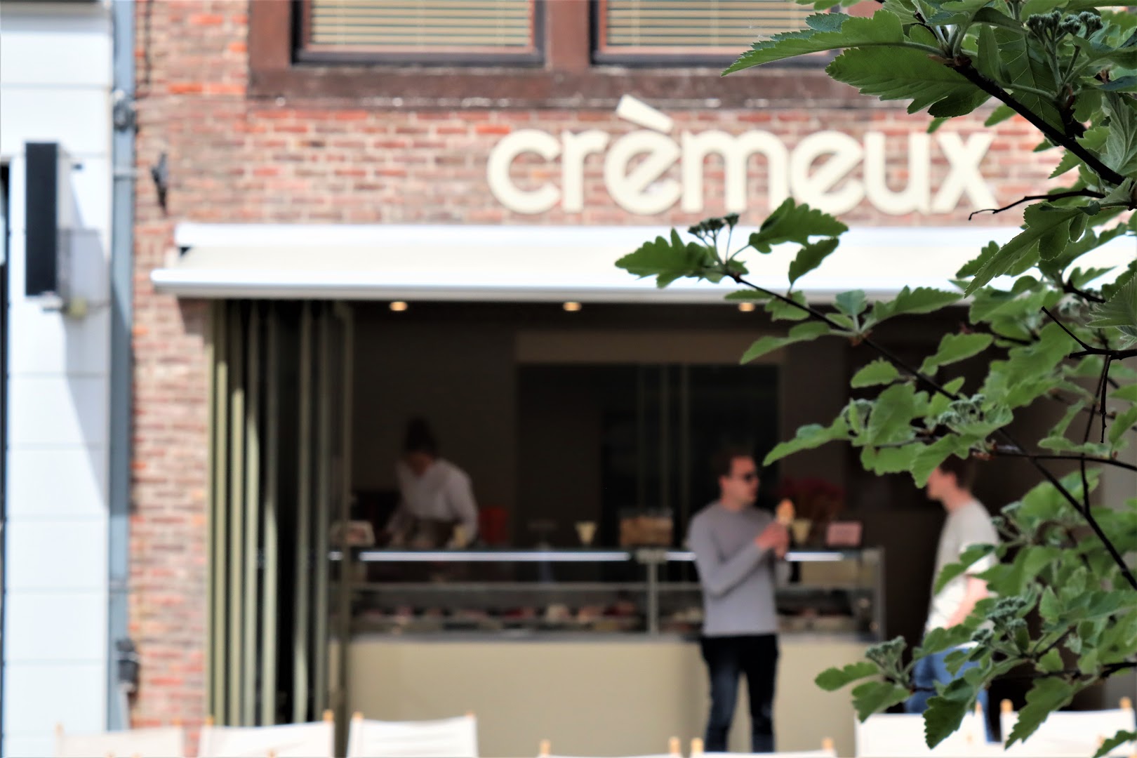 Crèmeux: clear, professional shot of venue
