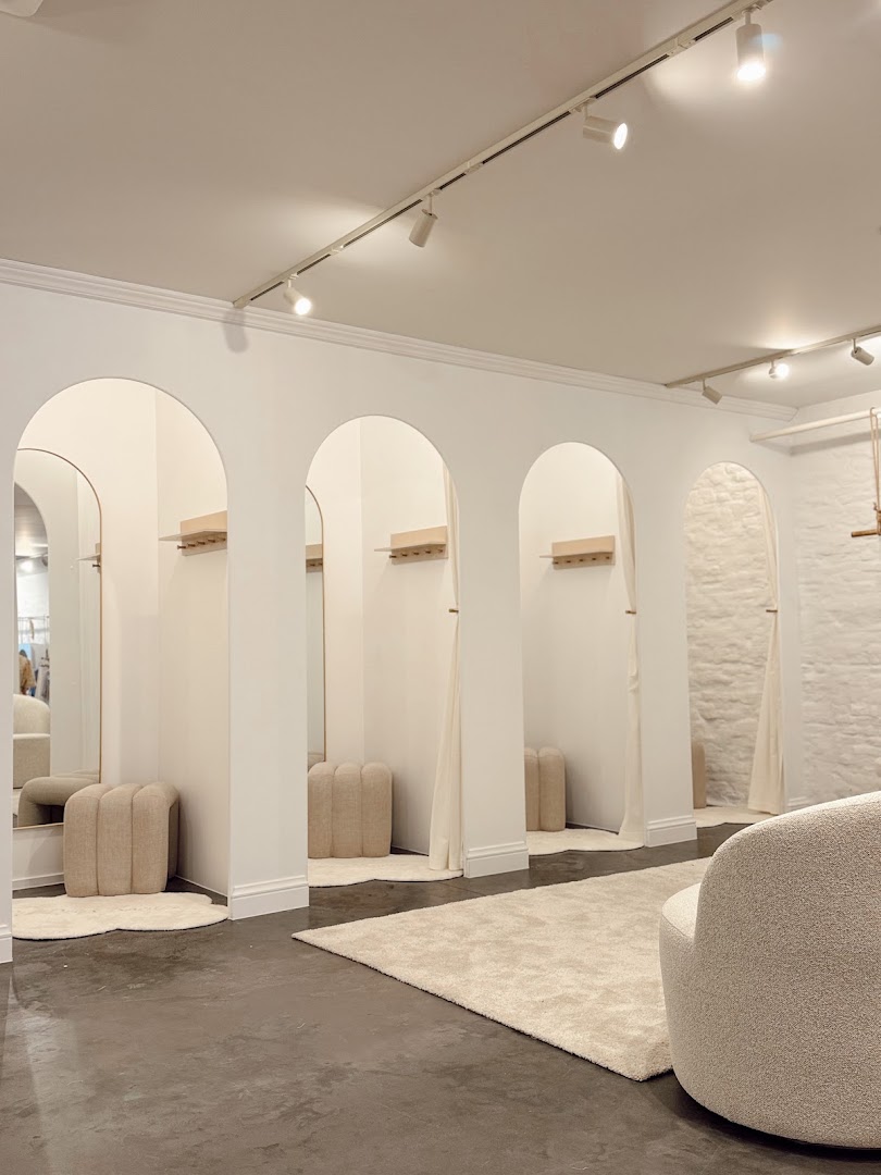 Les Deux Soeurs: clean professional shop interior photo