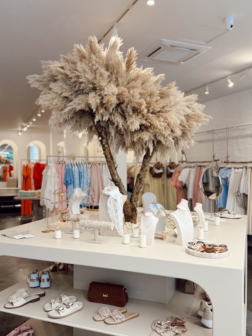 Les Deux Soeurs: attractive, professional shop interior display