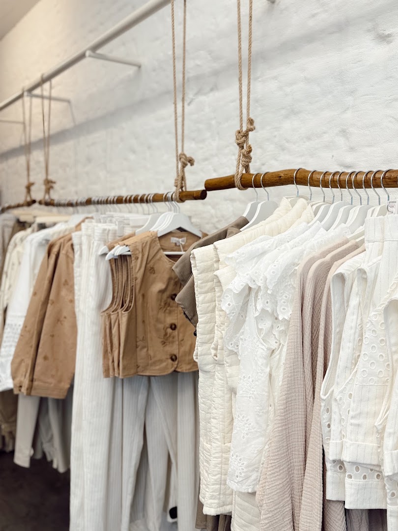 Les Deux Soeurs: clear, aesthetic shop product display