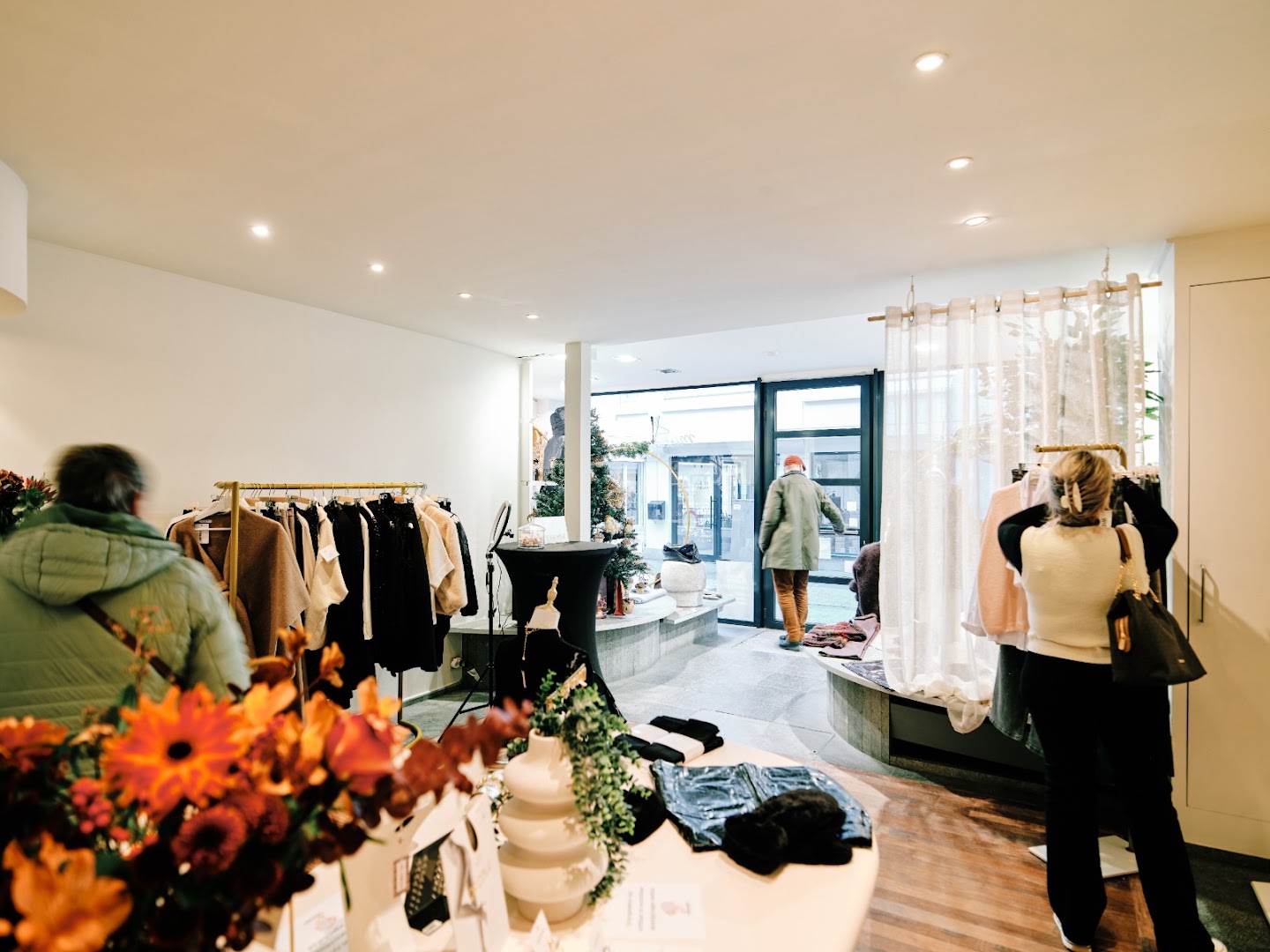 Mistinguette: clear view of shop interior