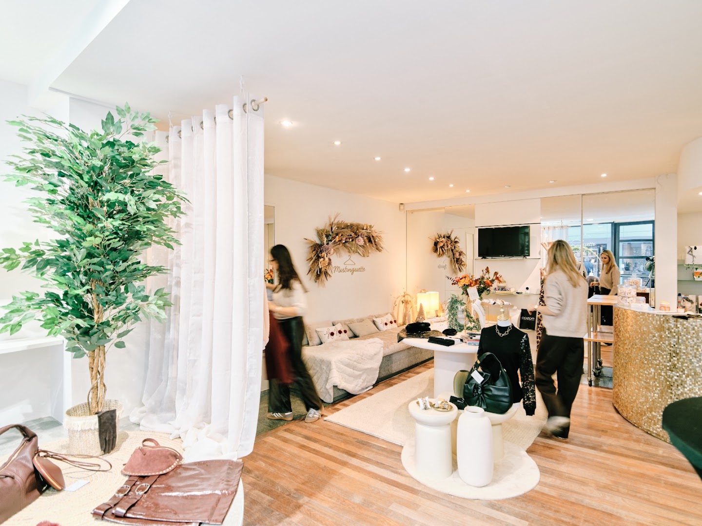 Mistinguette: clear, inviting shop interior view