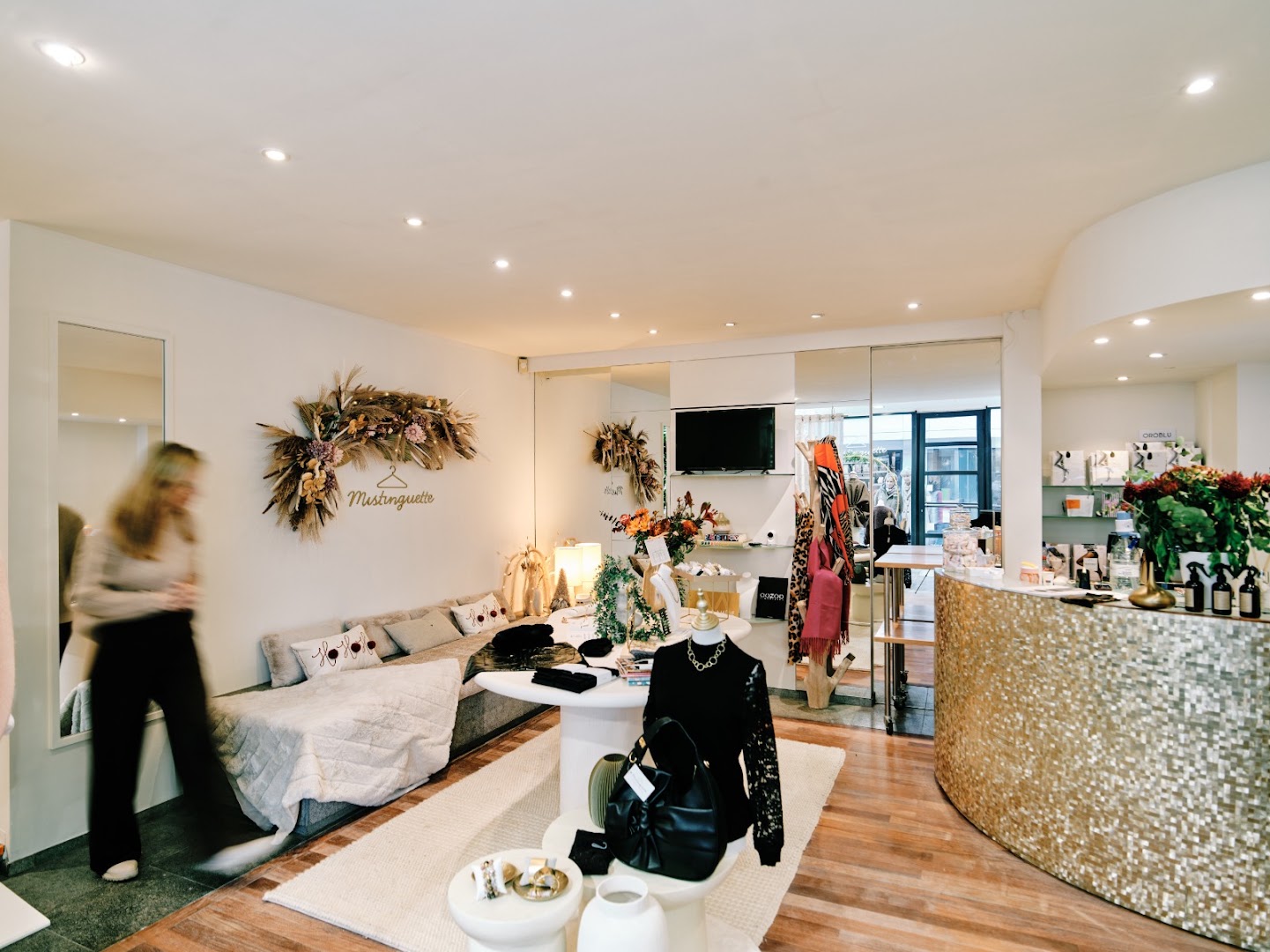 Mistinguette: clear, professional shop interior photo