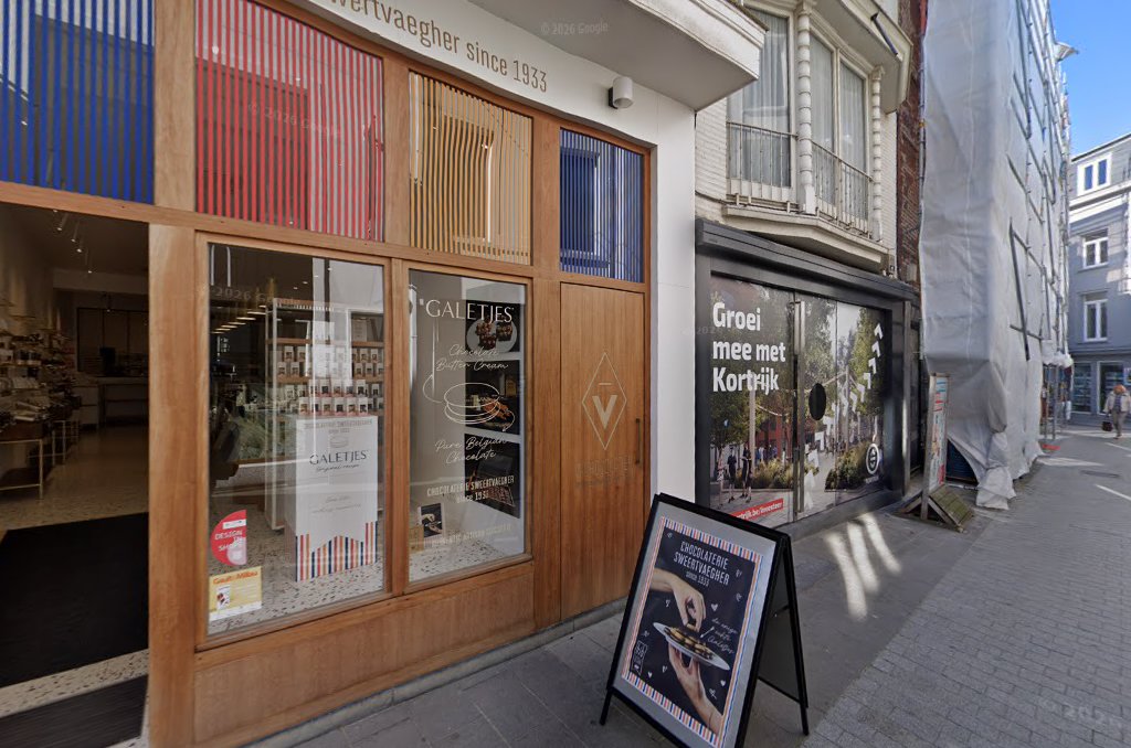 Mistinguette: clear storefront view of shop