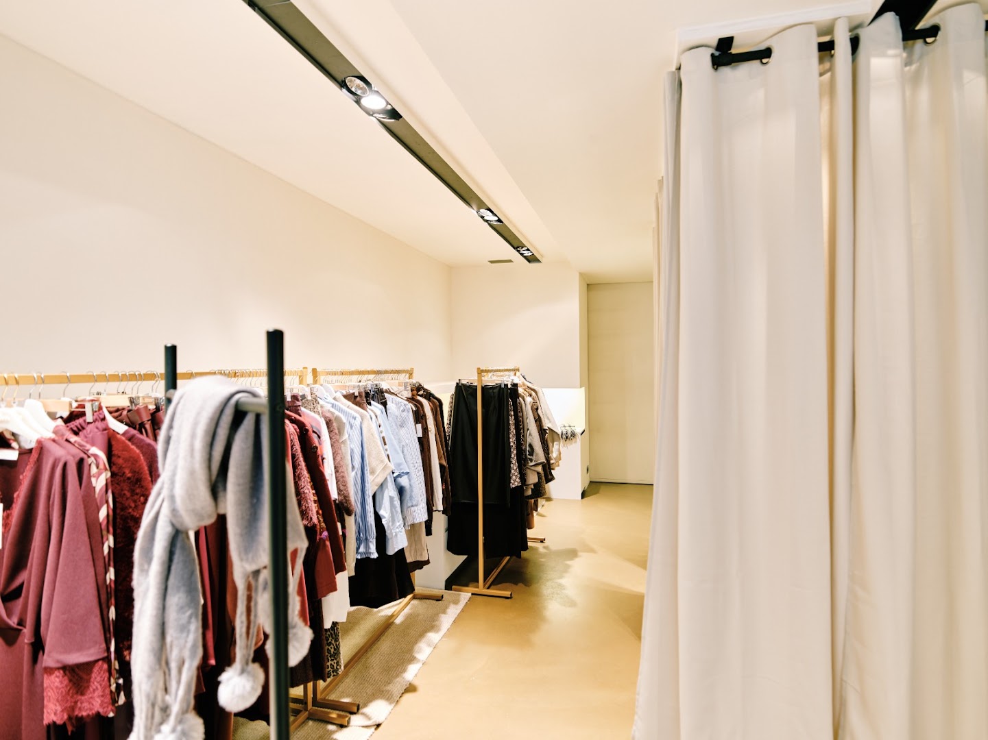 Mistinguette: clear, professional shop interior photo