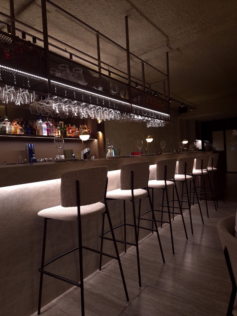 NOMMA by Maddox: high quality interior bar shot
