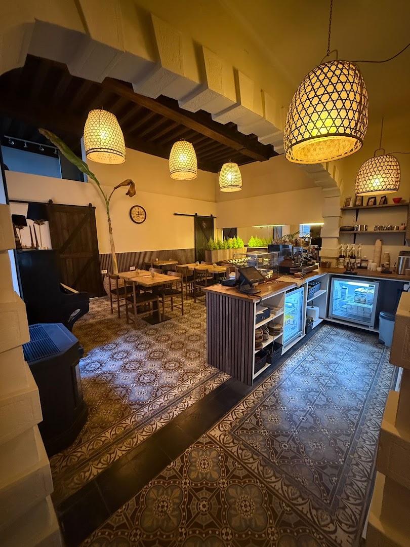 Wilmanda's Coffee: inviting and clear interior shot