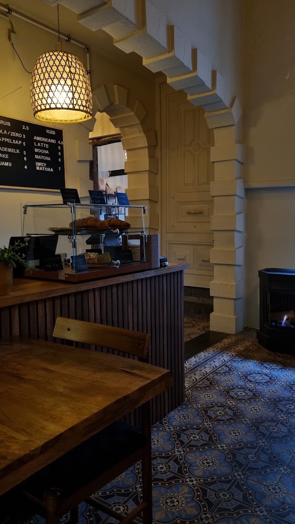 Wilmanda's Coffee: inviting and atmospheric interior shot
