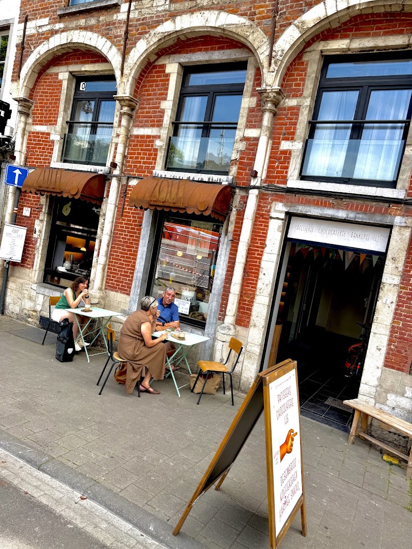 ZOUT Bakery: inviting exterior with customers
