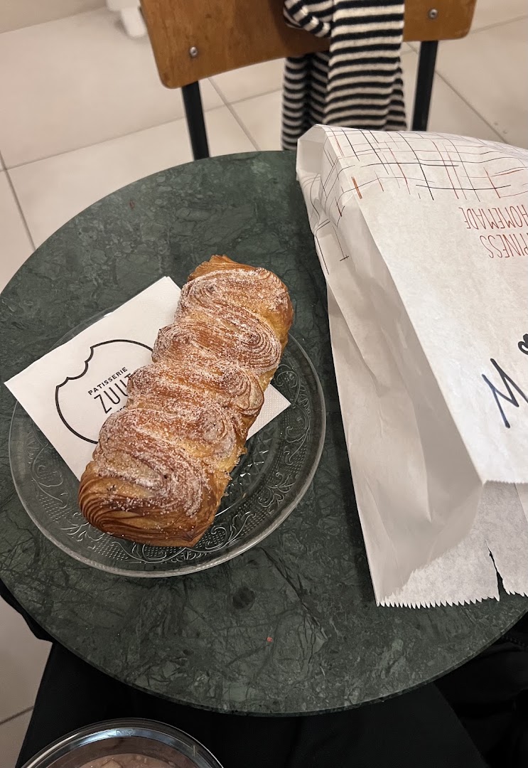 ZOUT Bakery: appetizing product photo of pastry