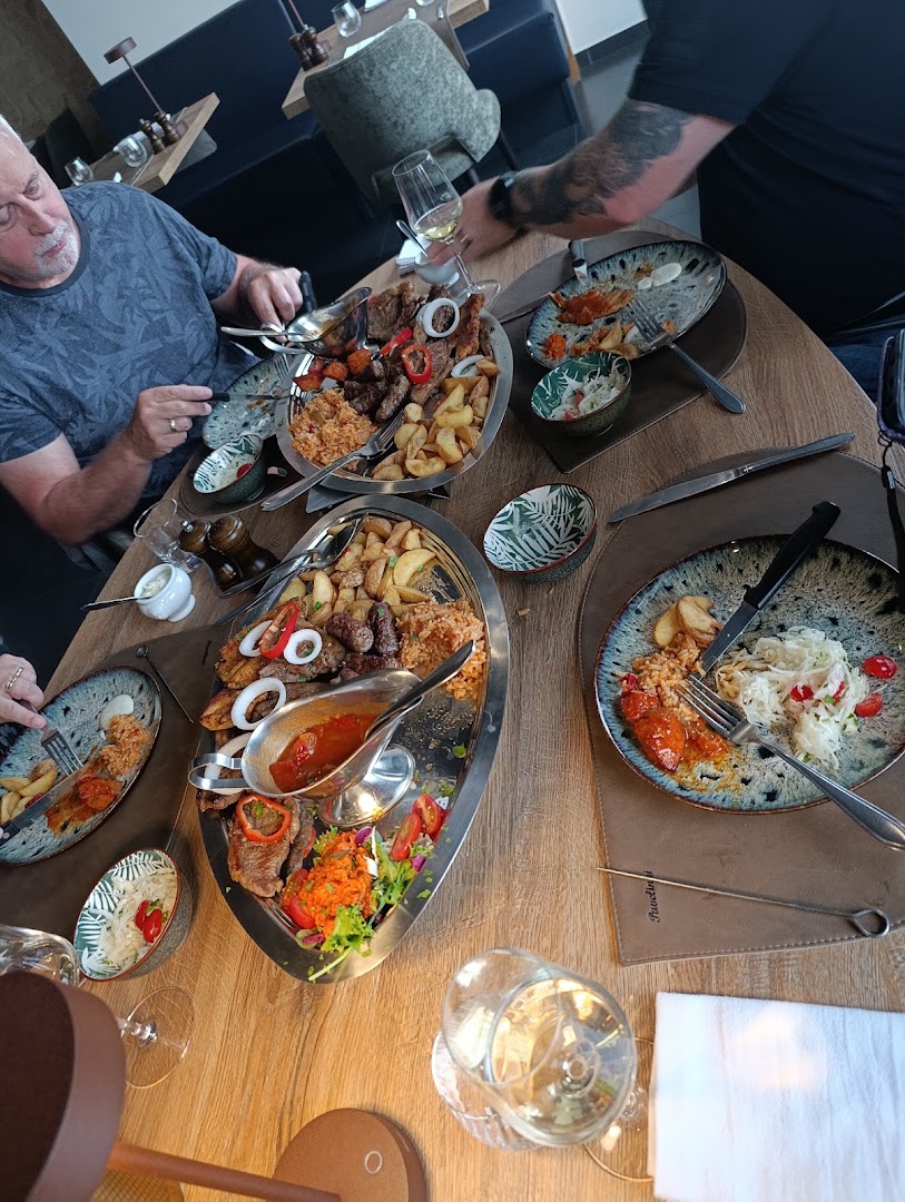 Konoba: appetizing food and dining atmosphere