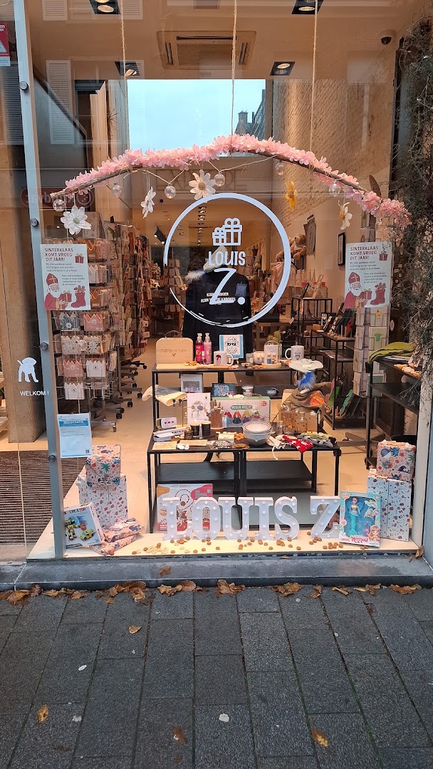 Louis Z.: clear view of shop storefront