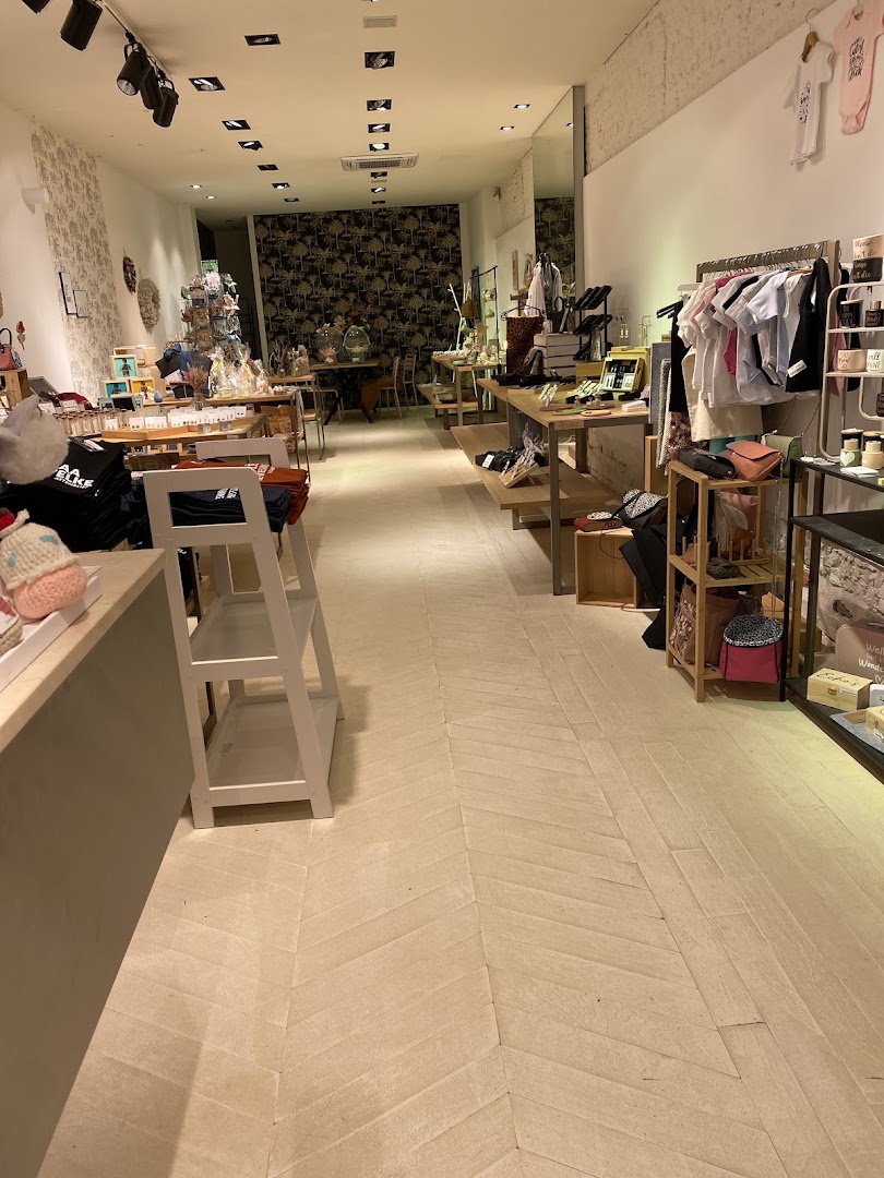 Louis Z.: clear view of shop interior