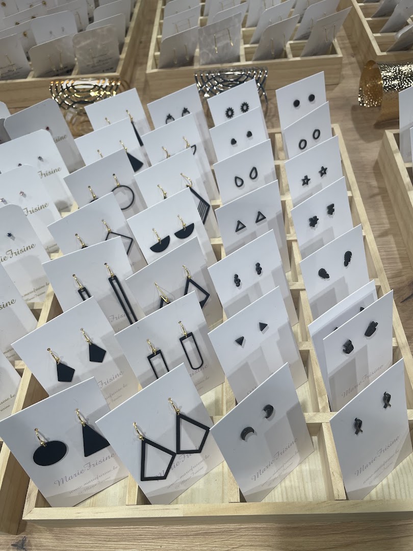 Louis Z.: clear display of shop products