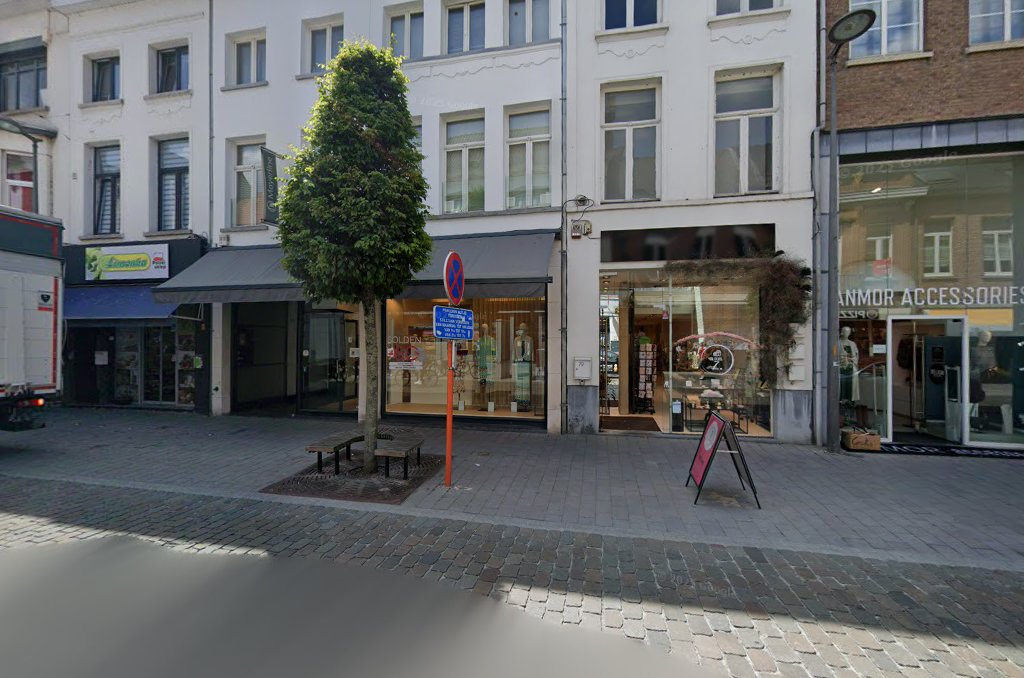 Louis Z.: clear view of shop storefront