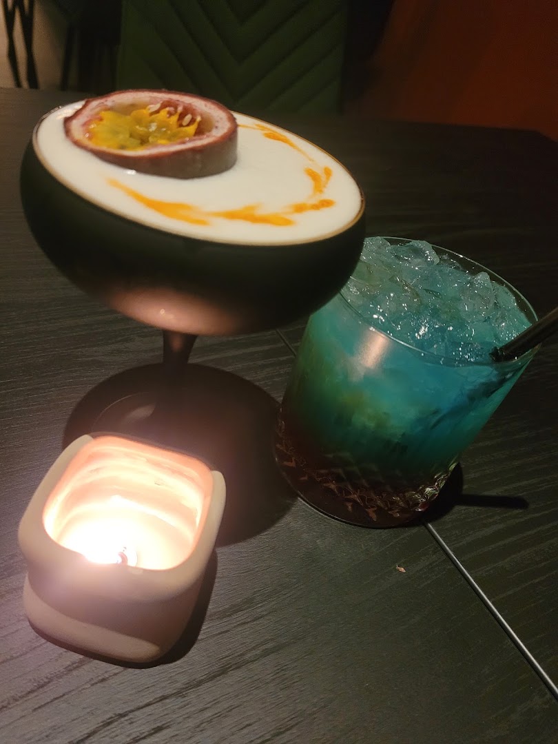 Ocho Lounge: appealing photo of bar drinks