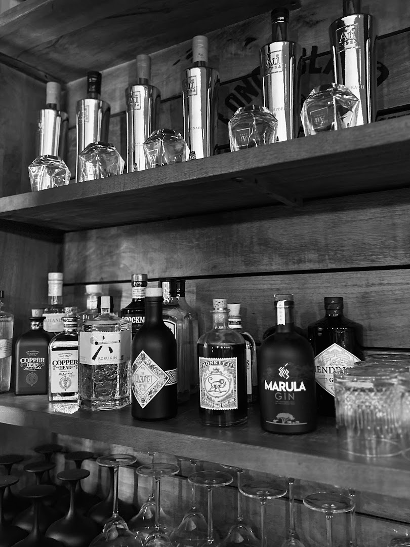Ocho Lounge: high quality bar shelf photo