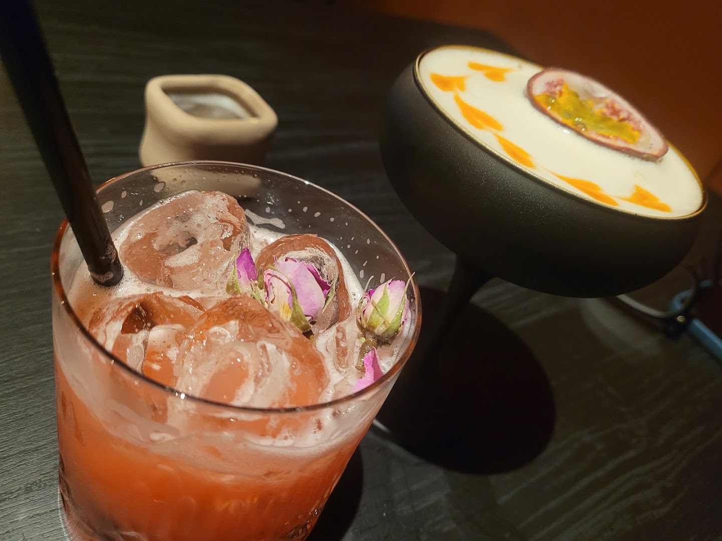 Ocho Lounge: appetizing photo of signature cocktails