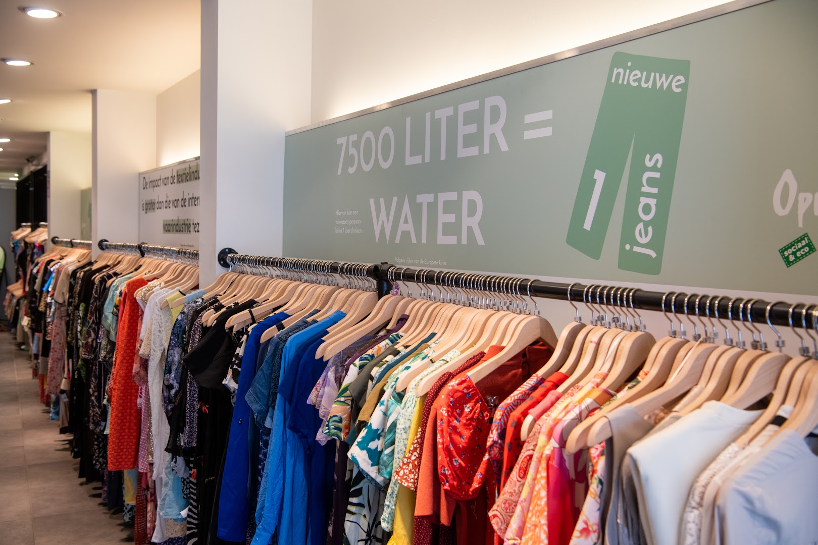 Opnieuw & Co Kringloopboetiek: clear display of shop interior