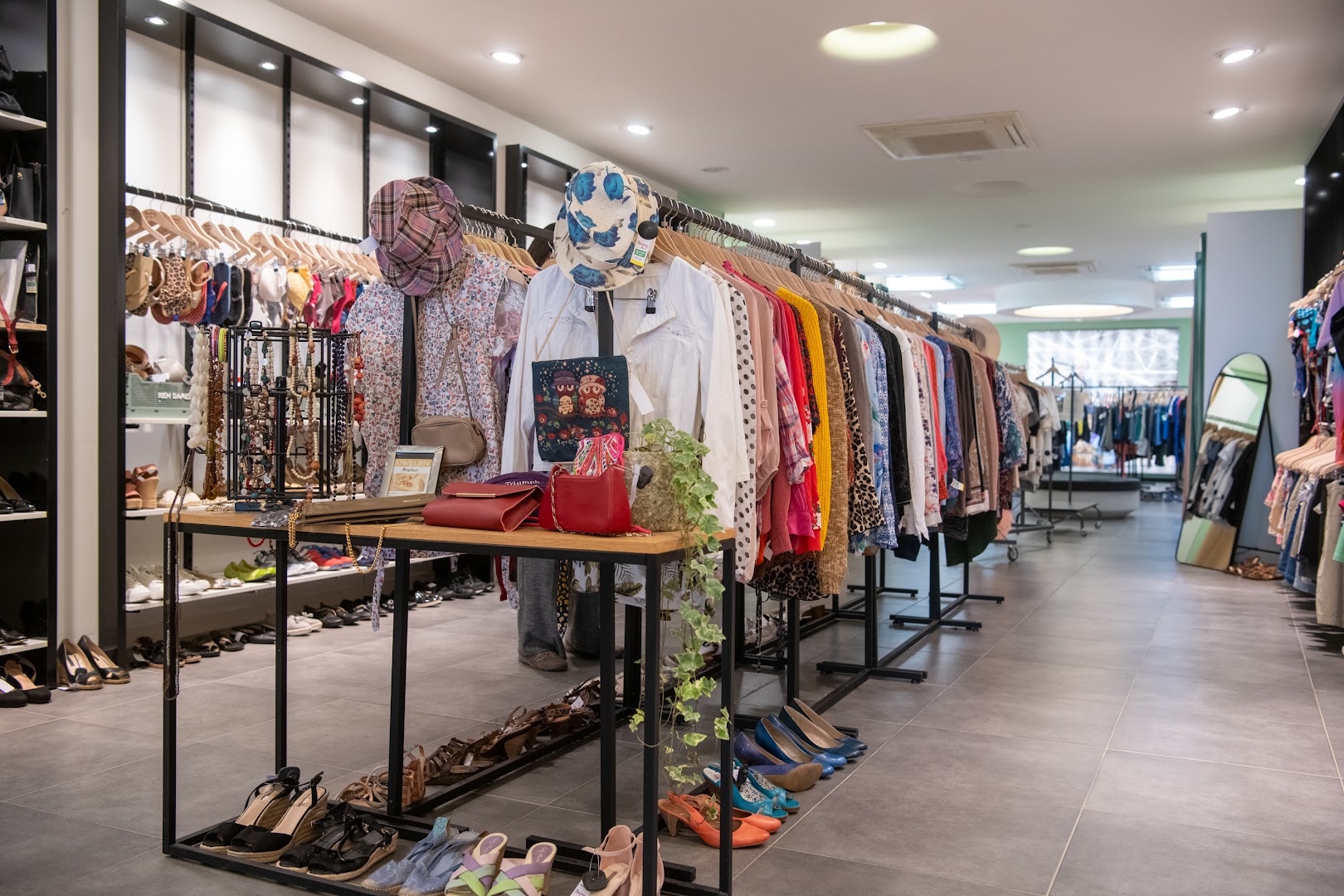 Opnieuw & Co Kringloopboetiek: clear, professional shop interior photo