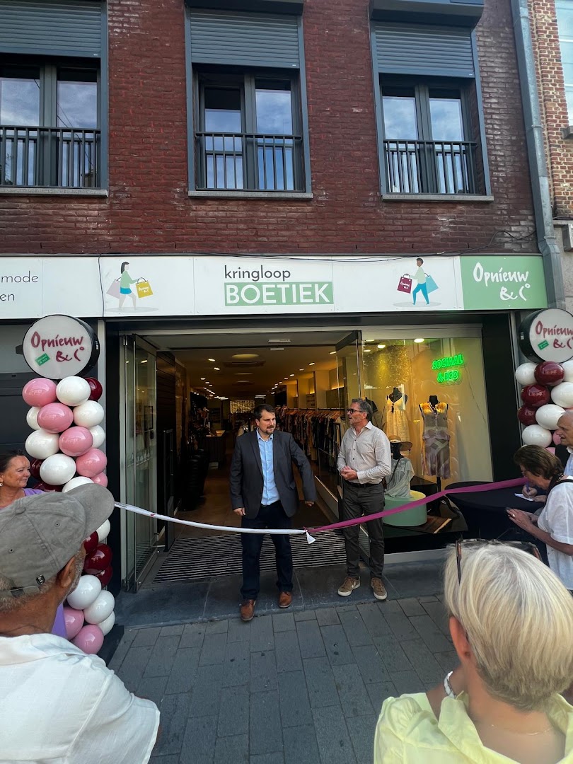 Opnieuw & Co Kringloopboetiek: clear storefront during opening event