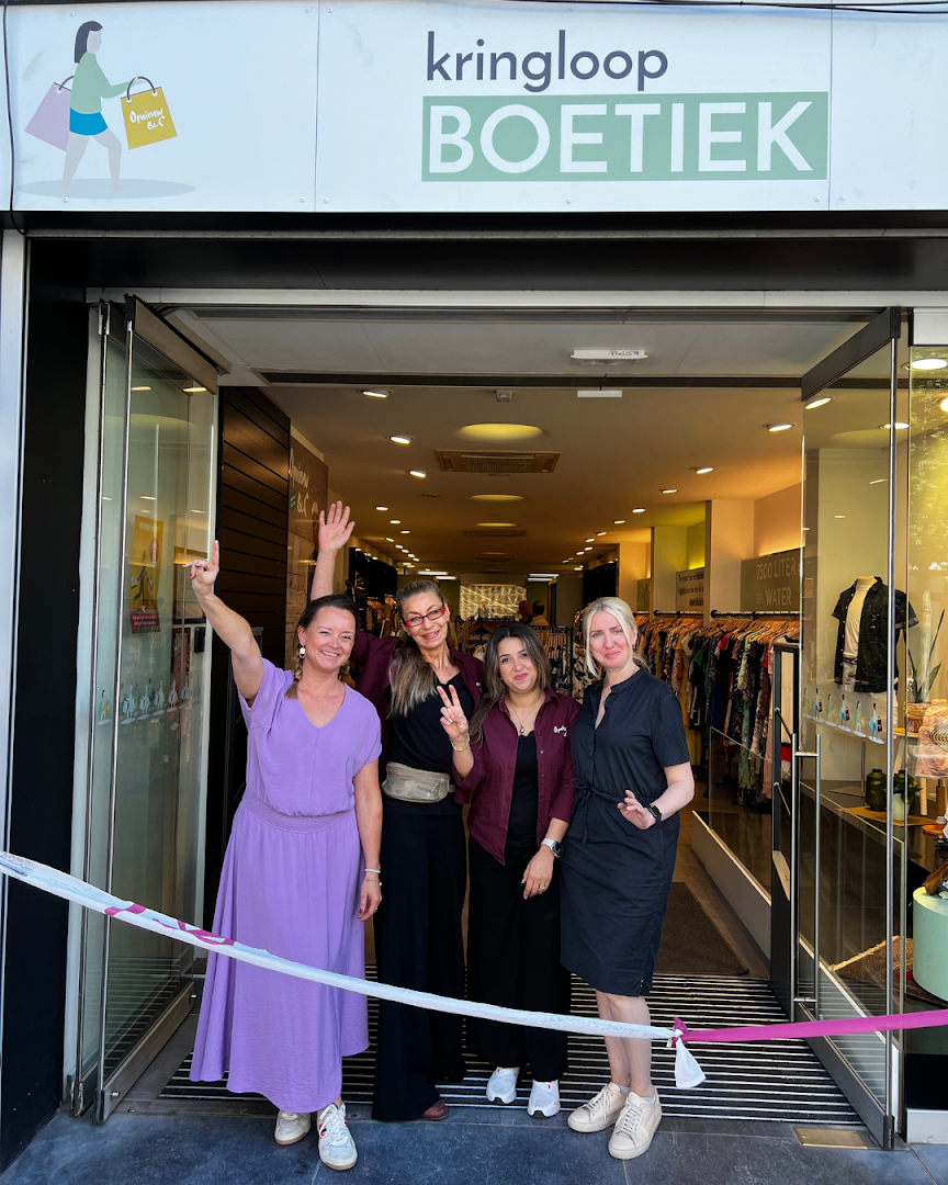 Opnieuw & Co Kringloopboetiek: friendly staff at shop entrance