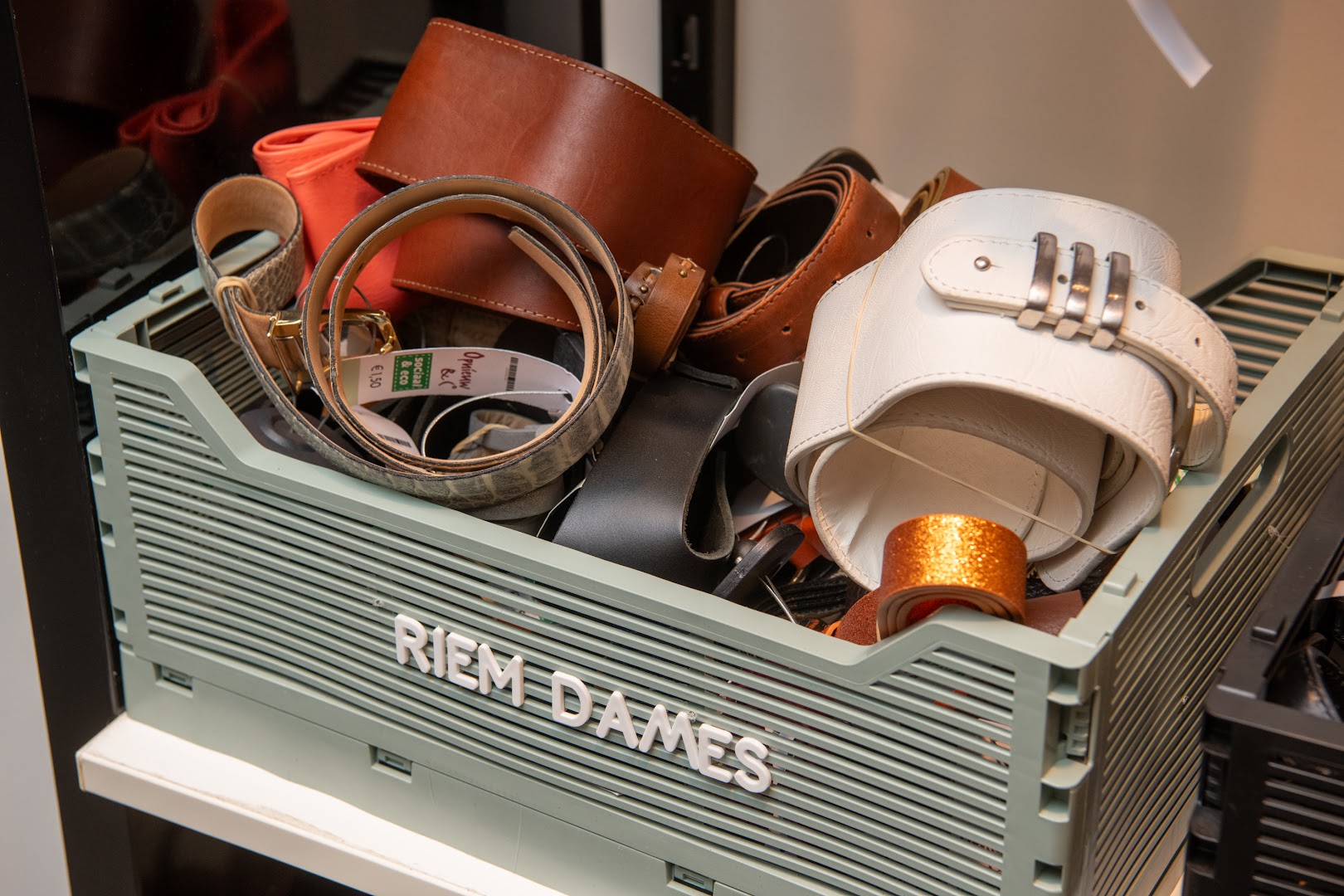 Opnieuw & Co Kringloopboetiek: clear display of shop products