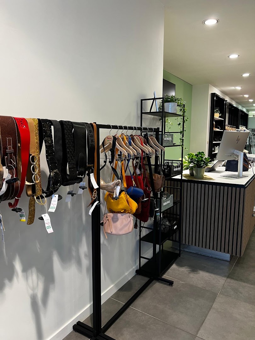 Opnieuw & Co Kringloopboetiek: clear display of shop products