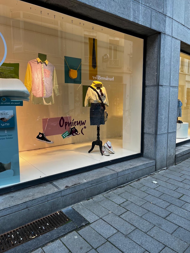 Opnieuw & Co Kringloopboetiek: clear photo of shop display