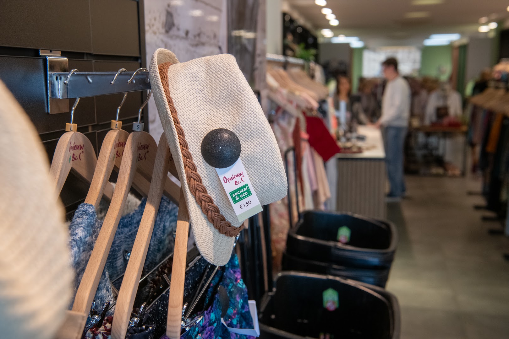 Opnieuw & Co Kringloopboetiek: clear shop interior and products