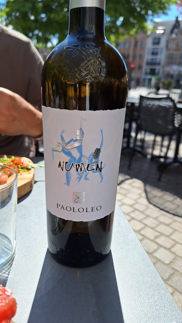 Per Tutti: appealing shot of wine served