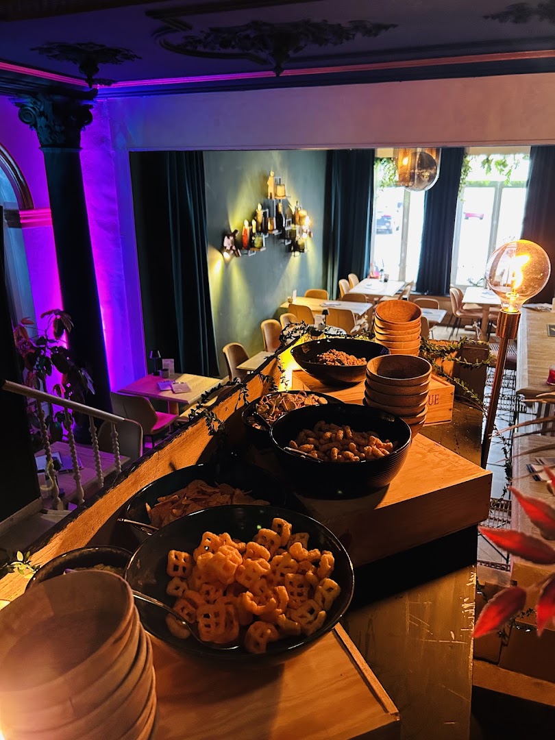 Per Tutti: inviting atmosphere and food display