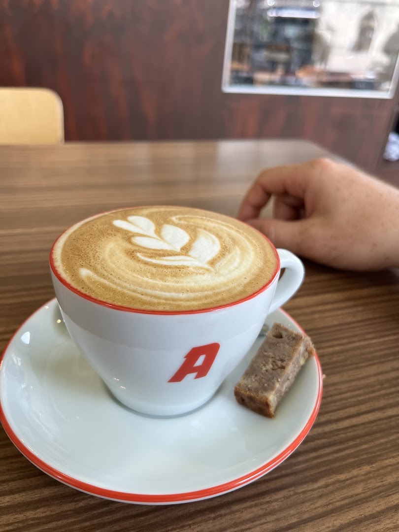 Ruva: appealing photo of coffee art
