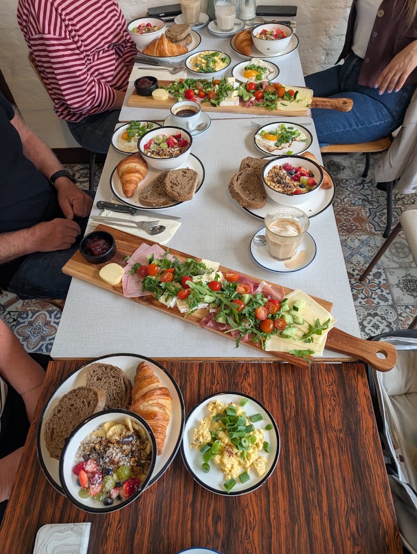 Ruva: appetizing and well-composed brunch spread