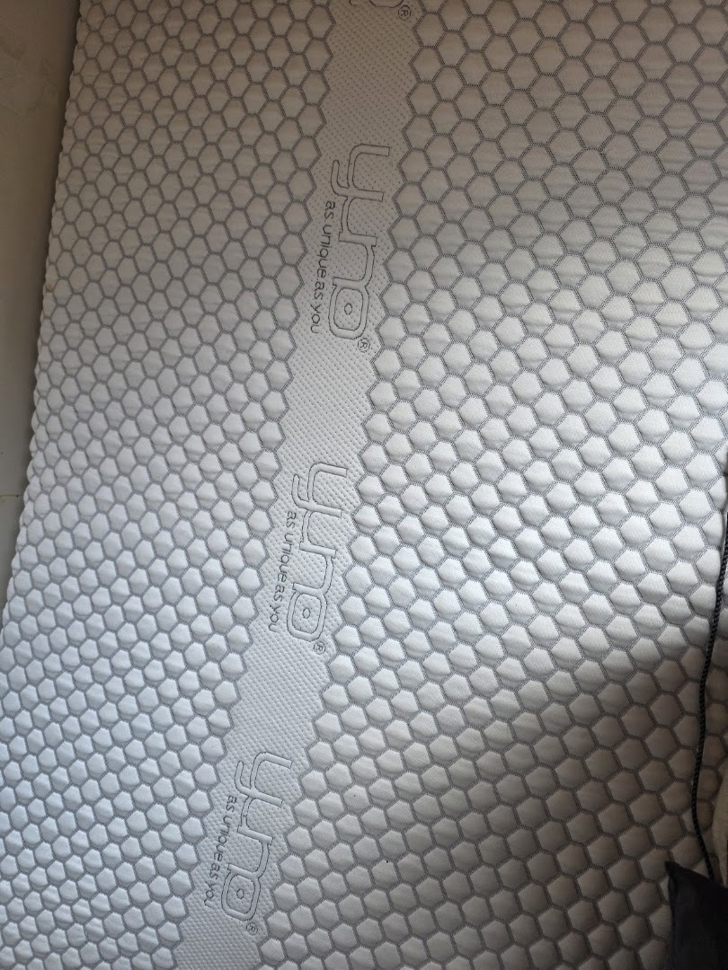YUNO: clear product photo of mattress