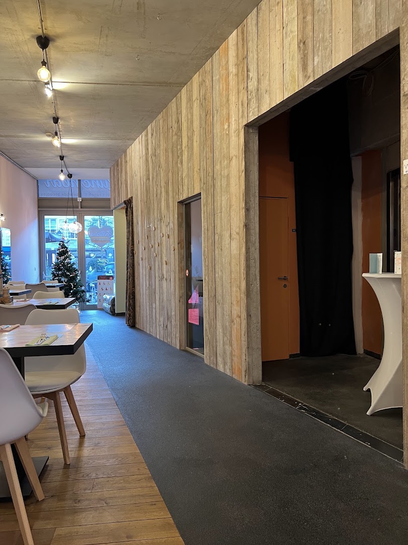 Zoëlicious: clear photo of venue interior
