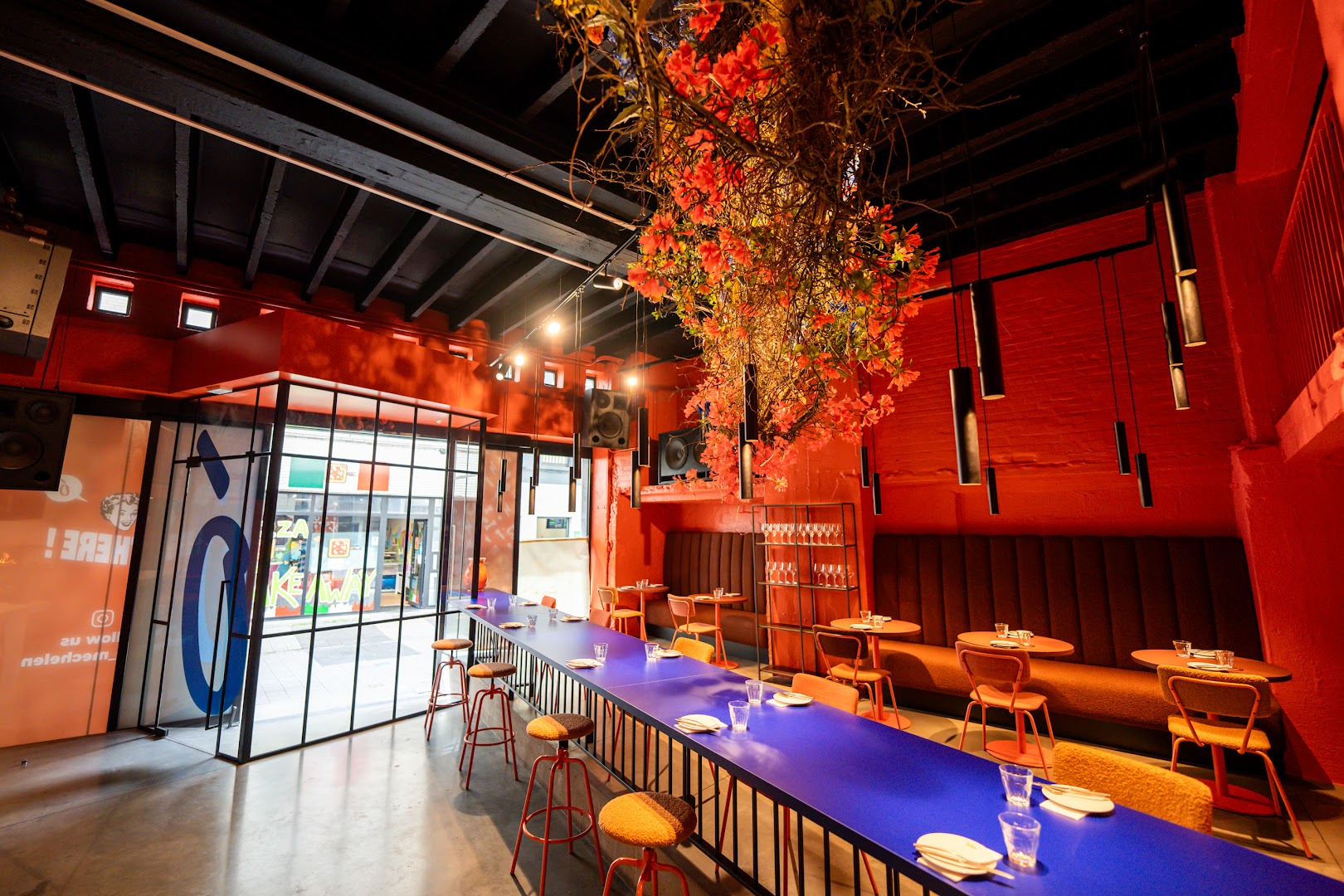 Balcón: professional interior shot showing atmosphere