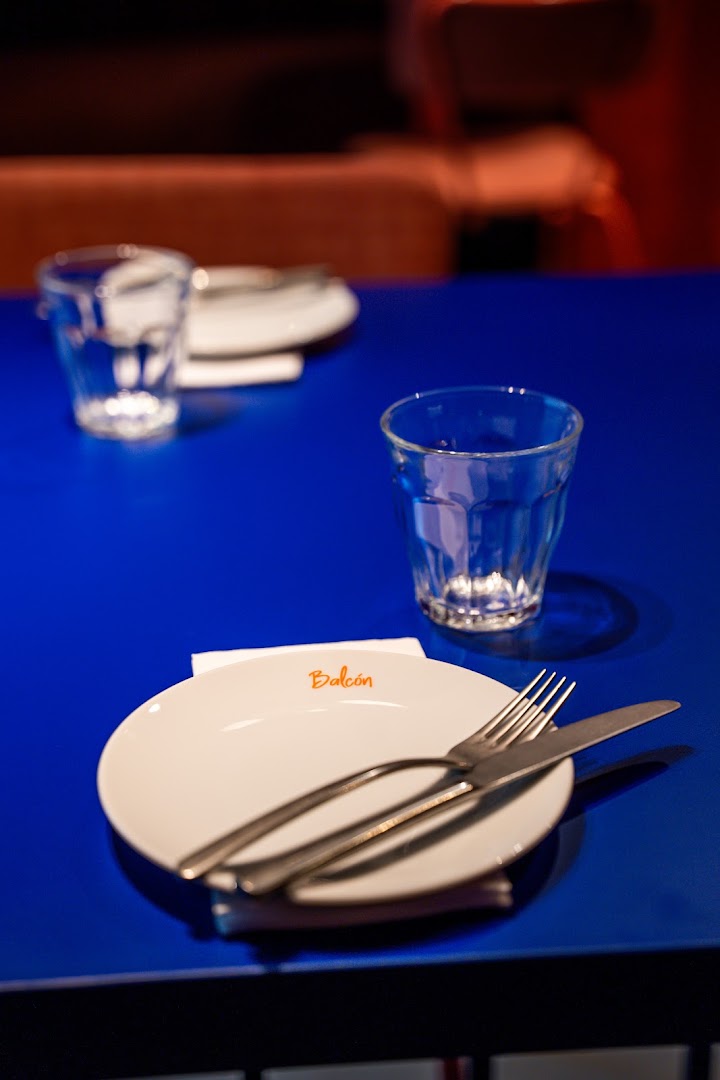 Balcón: clean, professional restaurant table setting
