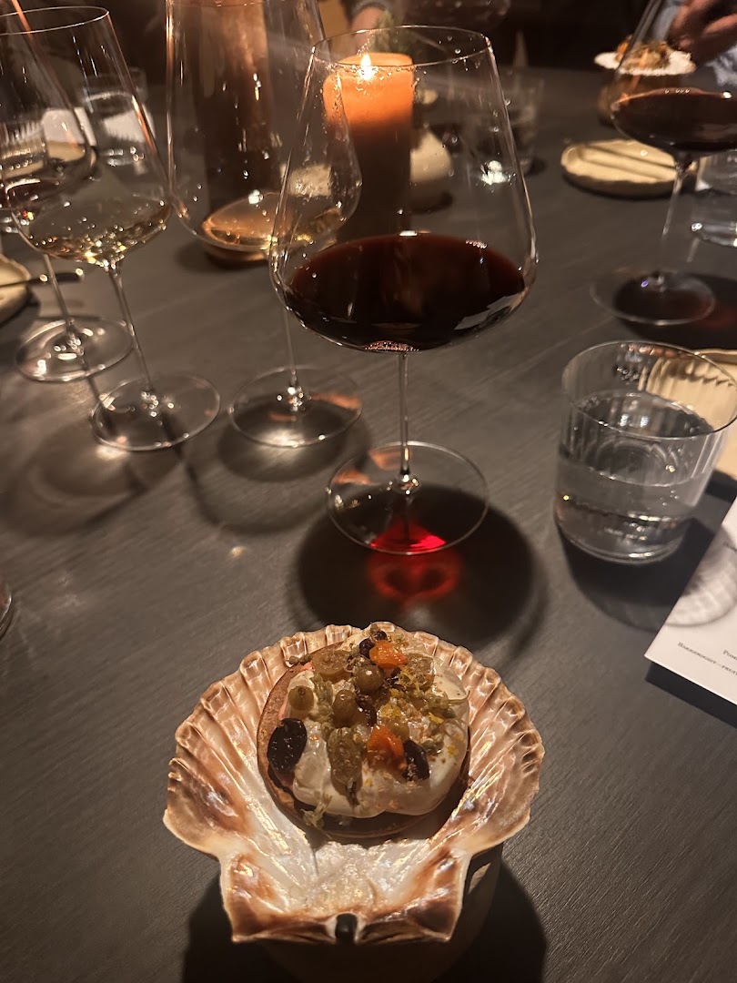 Ember: appetizing food and atmospheric lighting