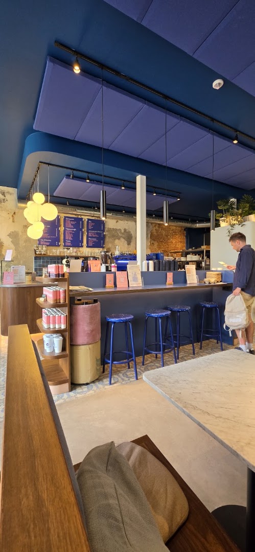 Madmum Coffee Roasters: clear, inviting interior atmosphere