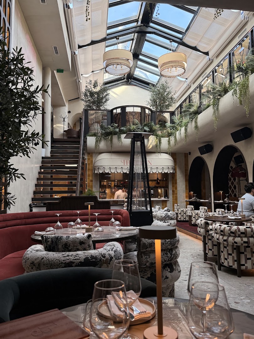Thirteen: high quality interior atmosphere shot