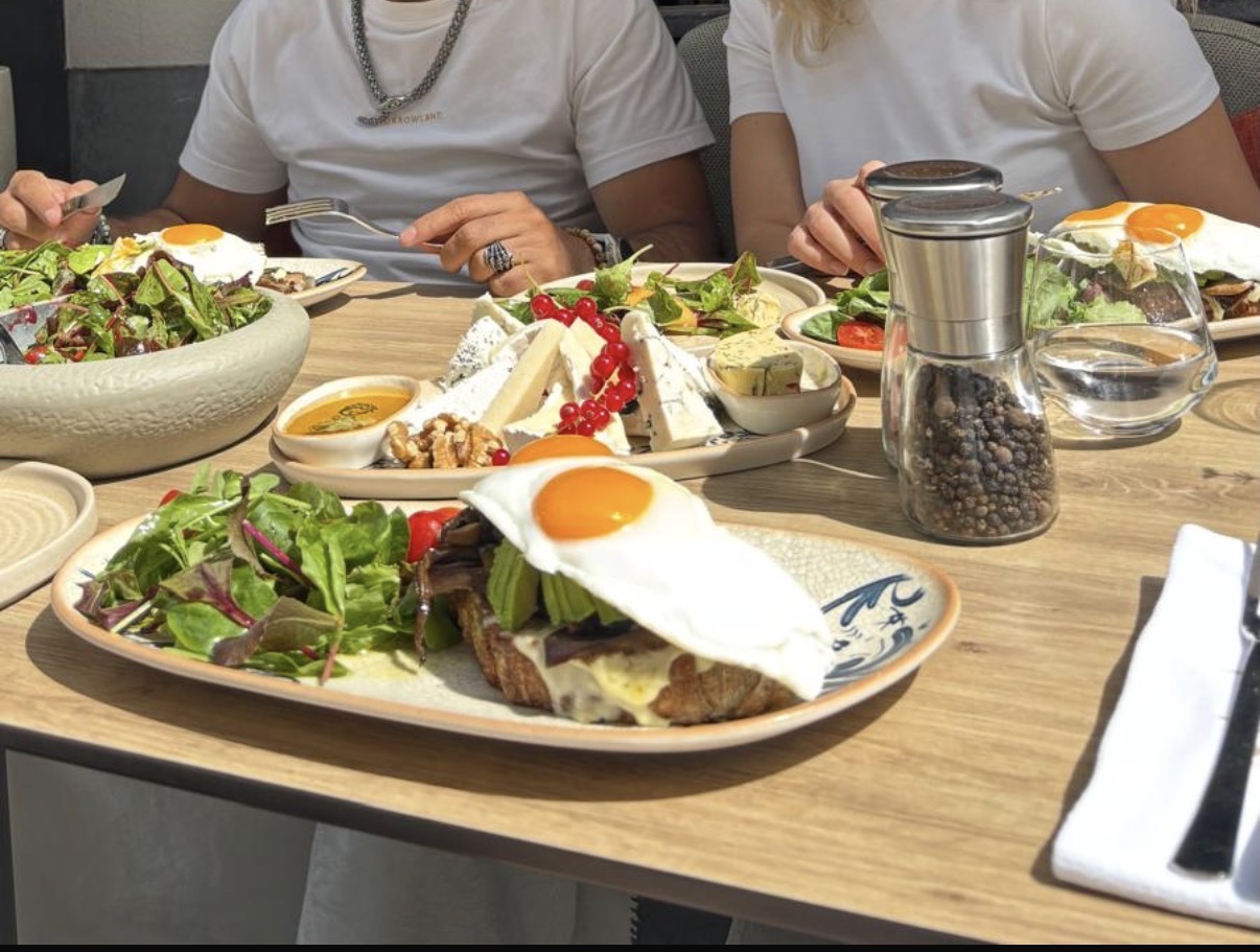 Thirteen: appetizing food and inviting atmosphere