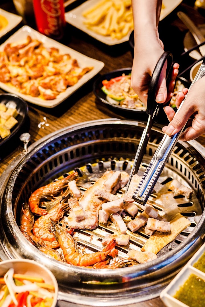 BBQ Home: appetizing food preparation shot